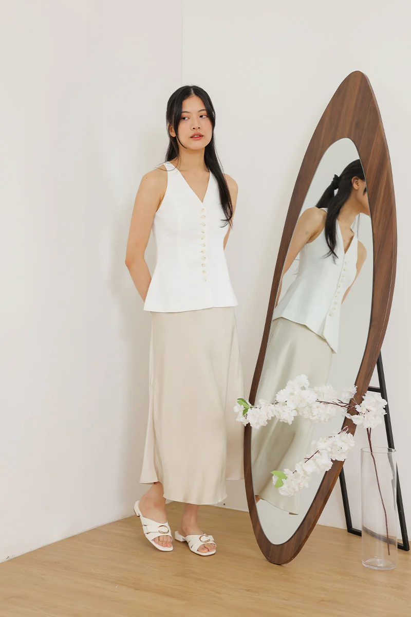 Aubryn Hardware Sliders in White - Image 2