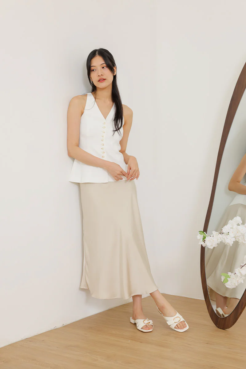 Aubryn Hardware Sliders in White - Image 6