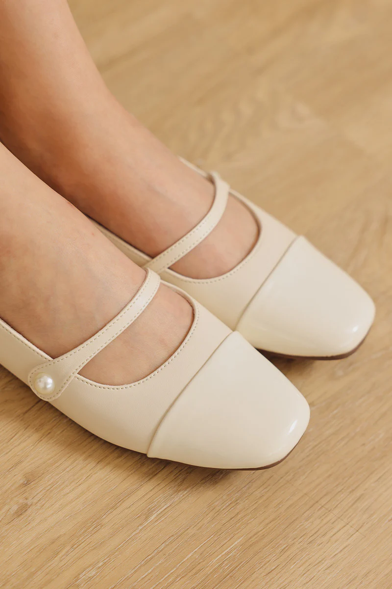 Averra Pearl Cloud Flats in Cream - Image 4