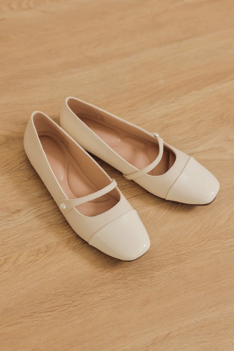 Averra Pearl Cloud Flats in Cream - Image 5