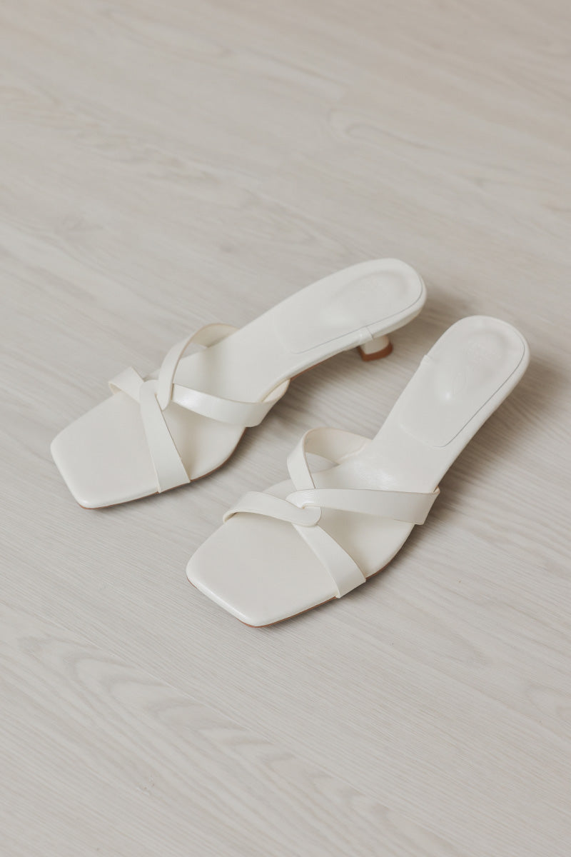 Darcie Interlocking Kitten Heels Cream Patent - Image 6