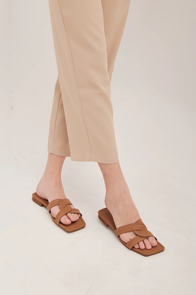 Giverny Contrasting Stitching Sliders in Camel - Image 5