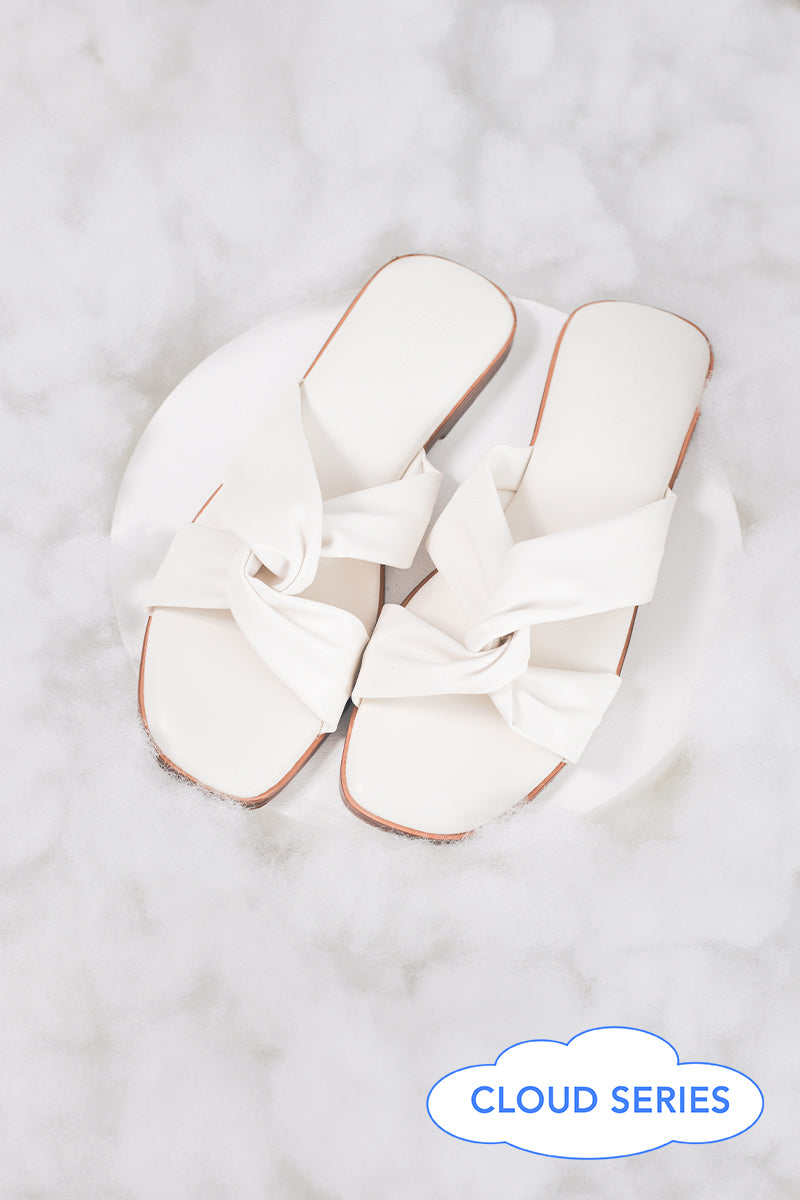 Jessa Cloud Sliders in Milk