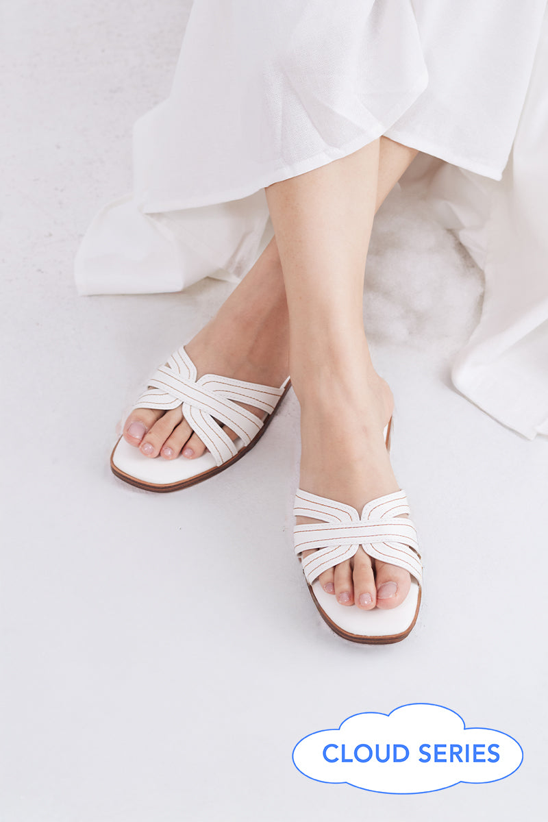 Leone Interlocking Cloud Sliders in White - Image 3