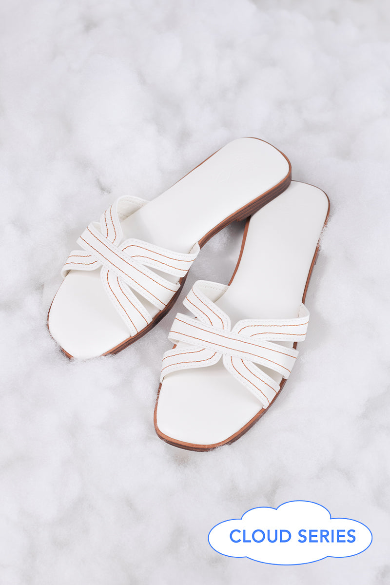 Leone Interlocking Cloud Sliders in White - Image 4