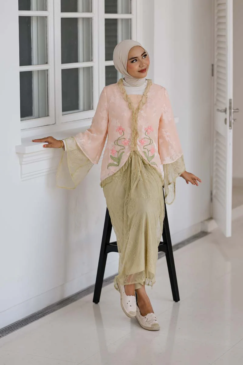 Maris Floral Espadrille in Cream - Image 2