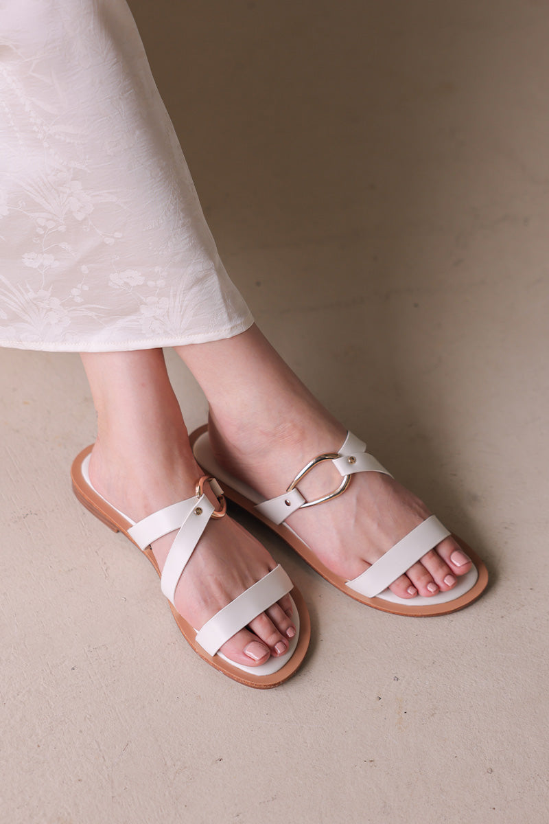 Saphira Gold Ring Sliders in Cream - Image 4