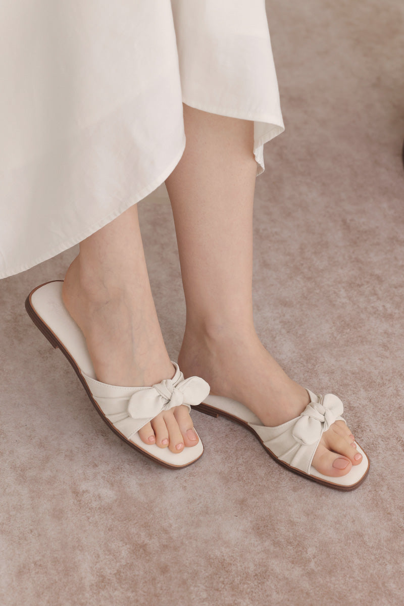 Soren Bow Sliders in Cream - Image 3