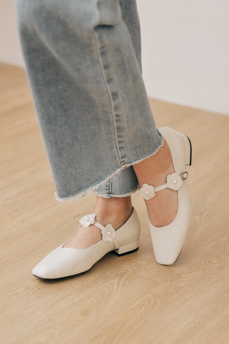 Sorrel Floral Cut out Maryjane Flats in Cream - Image 4