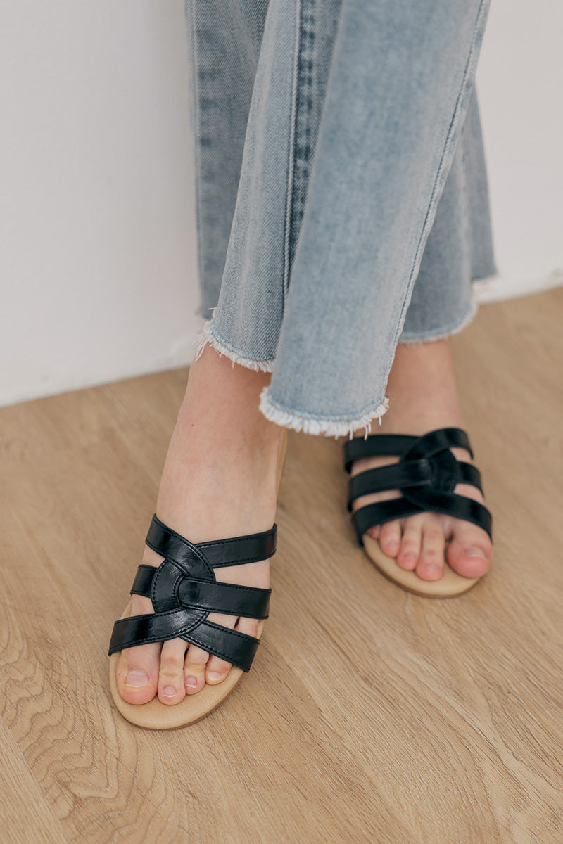 Velia Interlocking Sliders in Black - Image 2