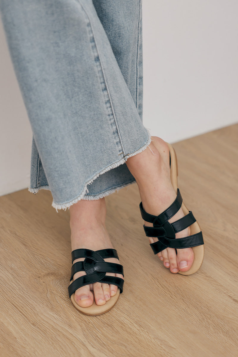 Velia Interlocking Sliders in Black - Image 4