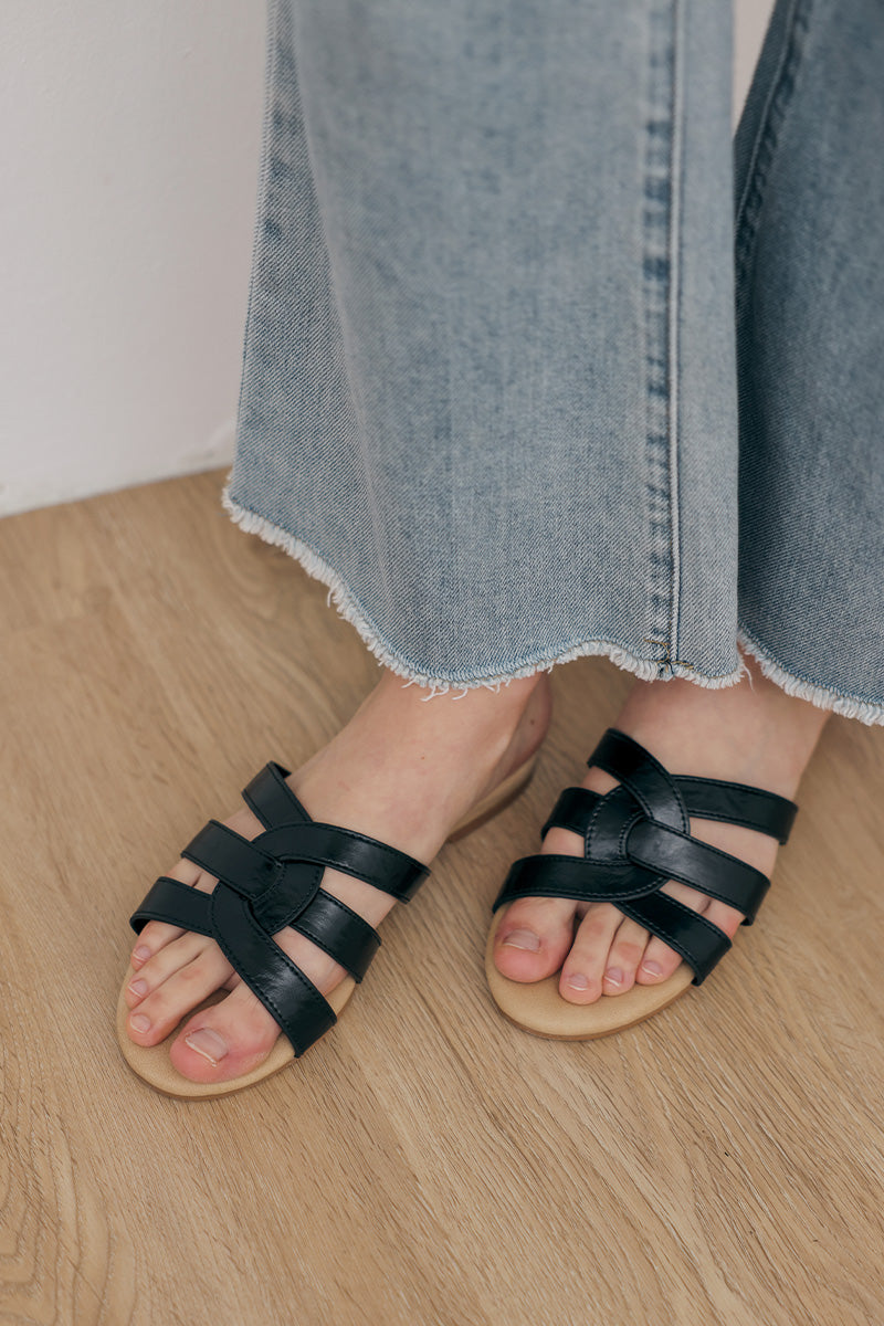 Velia Interlocking Sliders in Black - Image 6