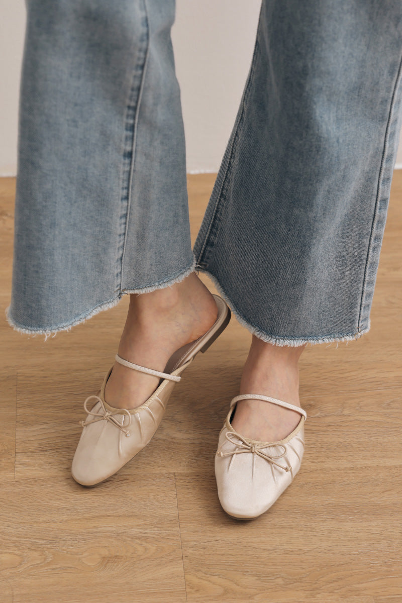 Vetta Bow Slip-On Mule in Cream - Image 3
