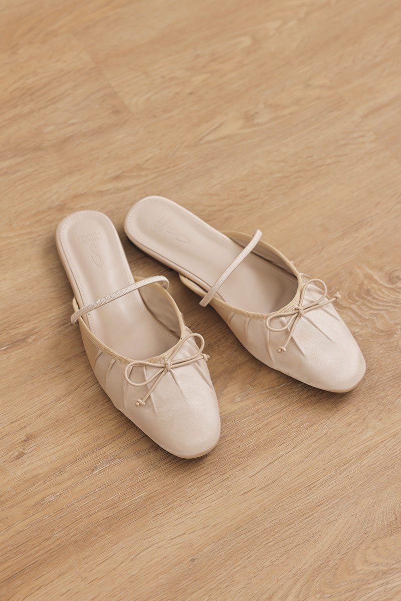 Vetta Bow Slip-On Mule in Cream - Image 4