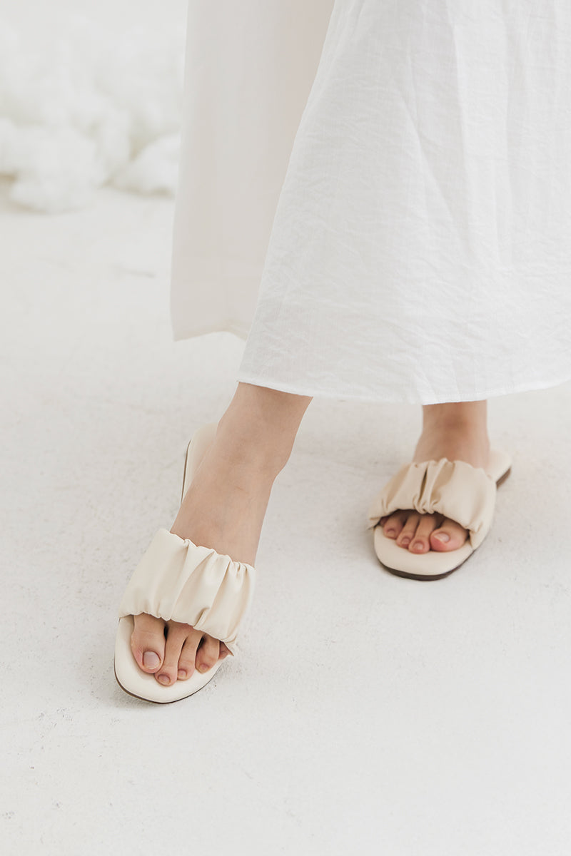 Willow Cloud Sliders in Cream - Image 3