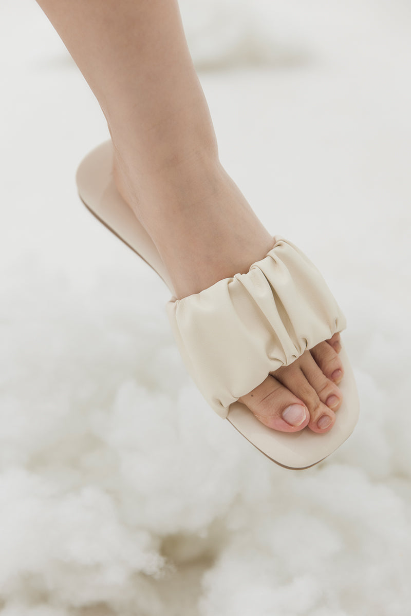Willow Cloud Sliders in Cream - Image 5