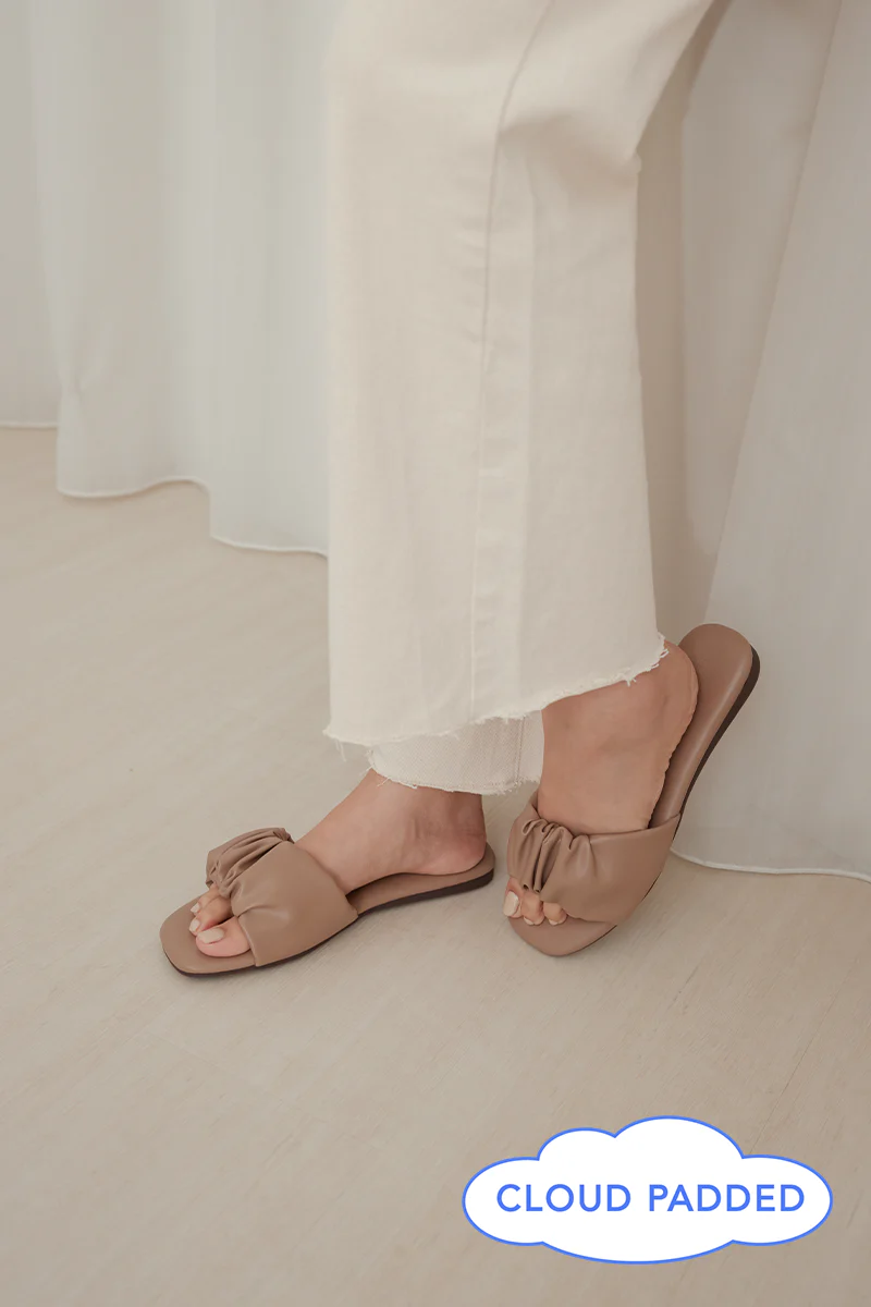 Willow Cloud Sliders in Taupe