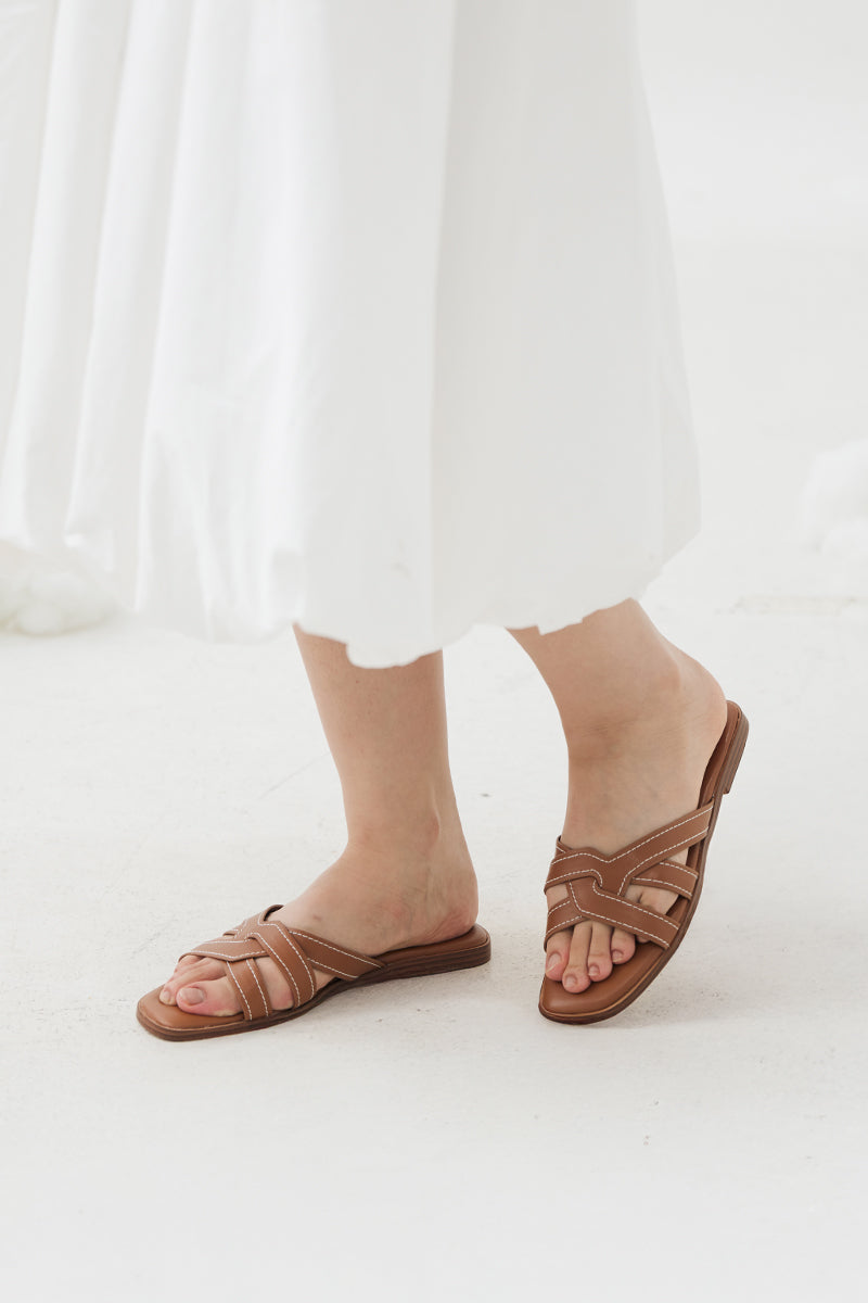 Yuna Interlocking Cloud Sliders in Spice - Image 3