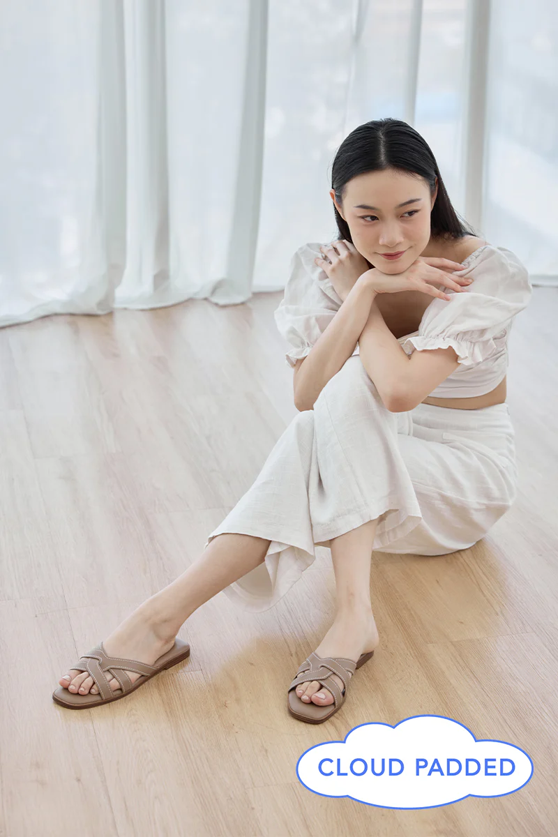 Yuna Interlocking Cloud Sliders in Taupe