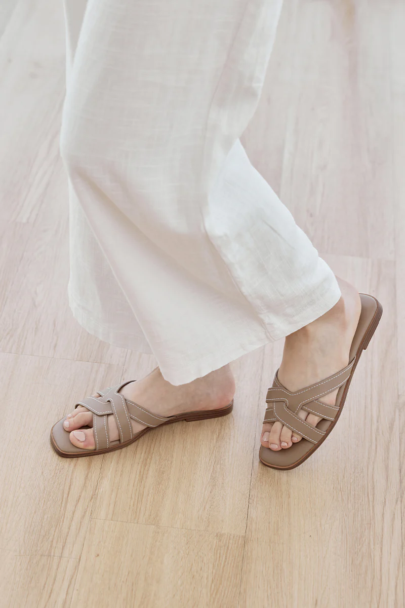 Yuna Interlocking Cloud Sliders in Taupe - Image 2