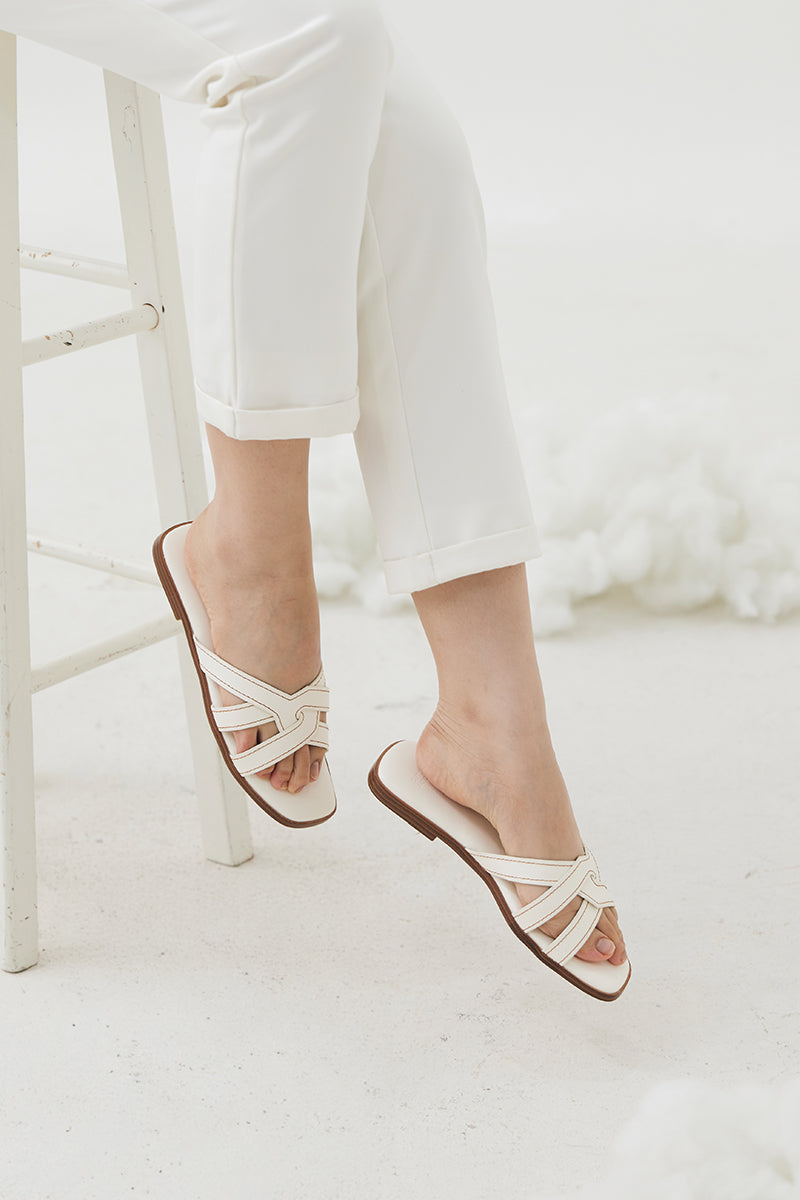 Yuna Interlocking Cloud Sliders in White - Image 5
