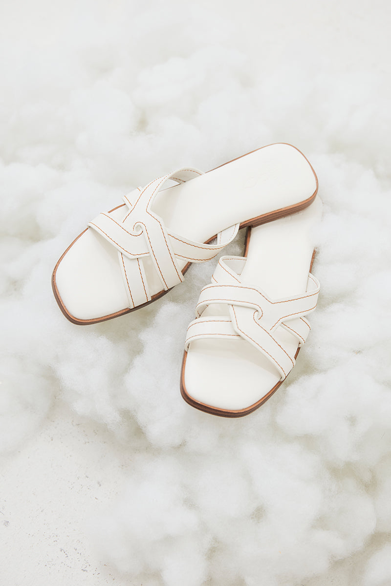 Yuna Interlocking Cloud Sliders in White - Image 7